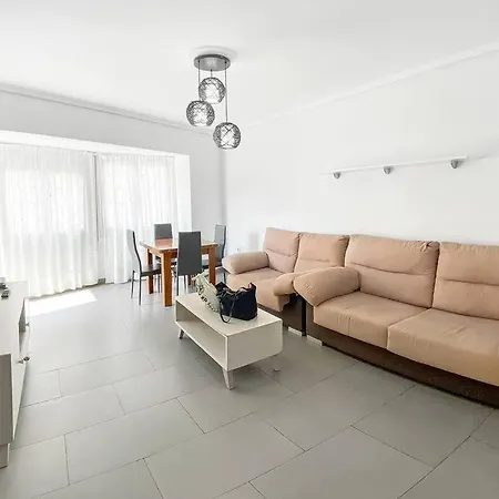 Elegant 4 Beds Near Train Station Upto 10 Pax Apartmán *