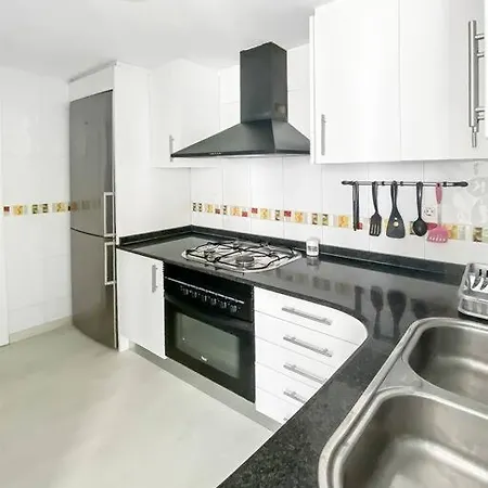 Apartmán Elegant 4 Beds Near Train Station Upto 10 Pax *