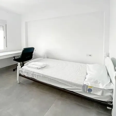 Elegant 4 Beds Near Train Station Upto 10 Pax *
