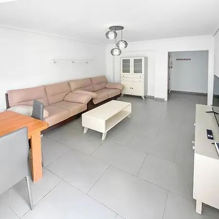 Elegant 4 Beds Near Train Station Upto 10 Pax Apartmán *