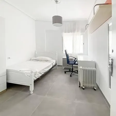 Elegant 4 Beds Near Train Station Upto 10 Pax